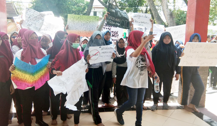 Para siswi SMKN 2 Nganjuk saat demo memprotes kebijakan kepala sekolah.
