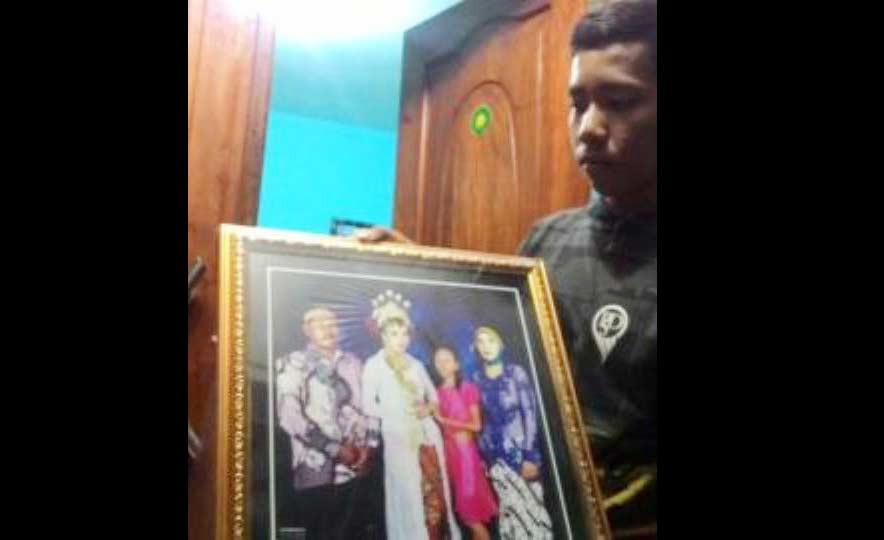 Sueb, korban peluru nyasar. Pakai baju batik hitam putih. foto: rusmiyanto/BANGSAONLINE