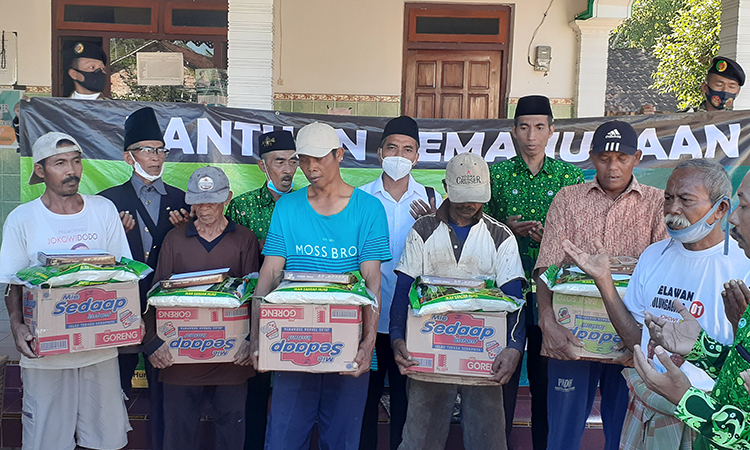 Ratusan warga korban gempa di Tulungagung, Trenggalek, Malang, Lumajang, dan Blitar merasa senang dan bahagia menerima bantuan paket sembako dari ASC Foundation yang dipimpin oleh Muhammad Al Barra atau Gus Barra. (foto: ist)