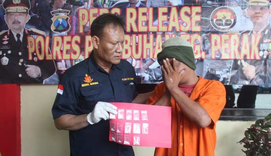Tersangka bersama petugas dan barang bukti sabu miliknya. foto: ekoyono/ BANGSAONLINE