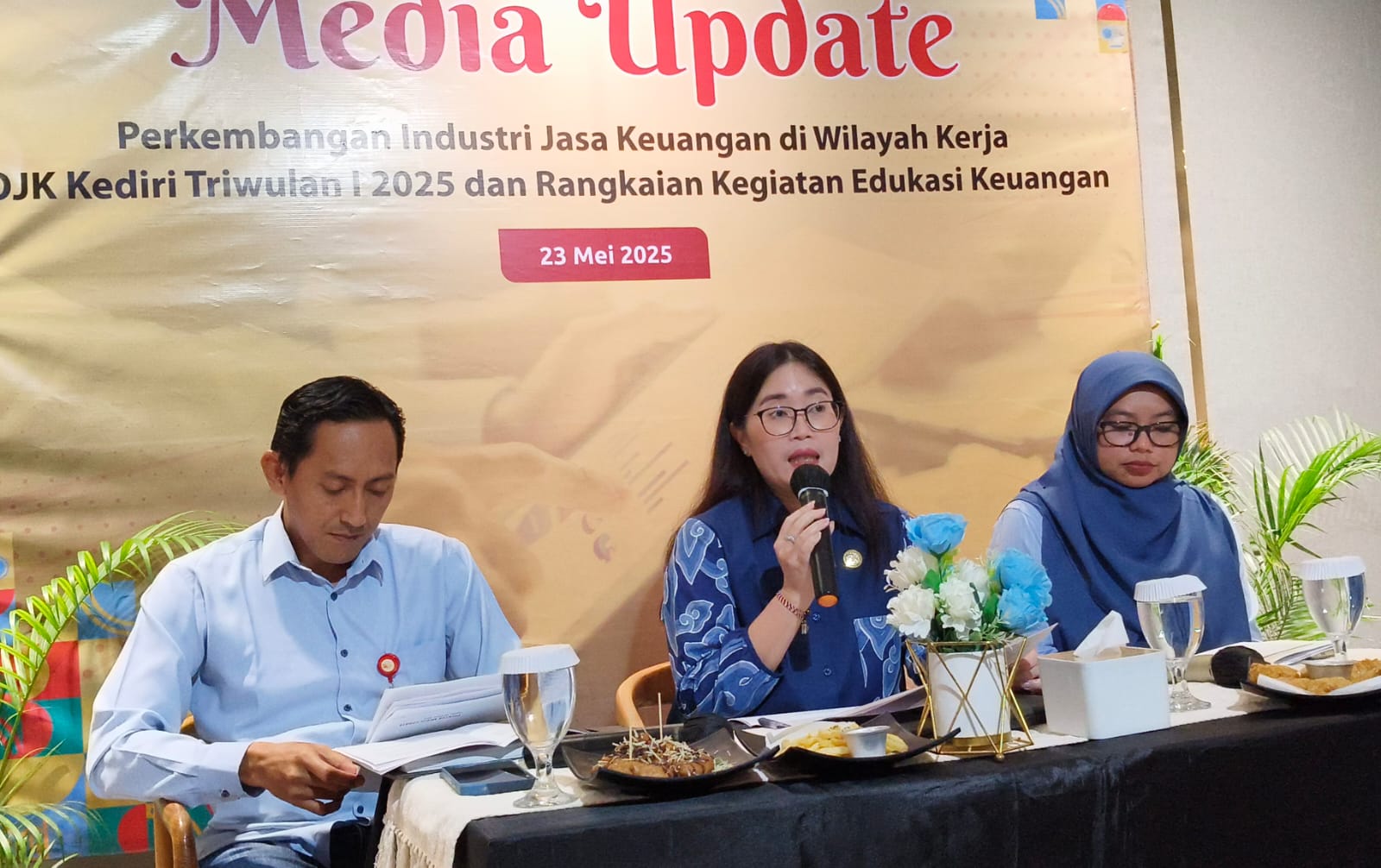 Kepala OJK Kediri, Ismirani Saputri (pegang mik) saat memberi pemaparan. Foto: Muji Harjita.