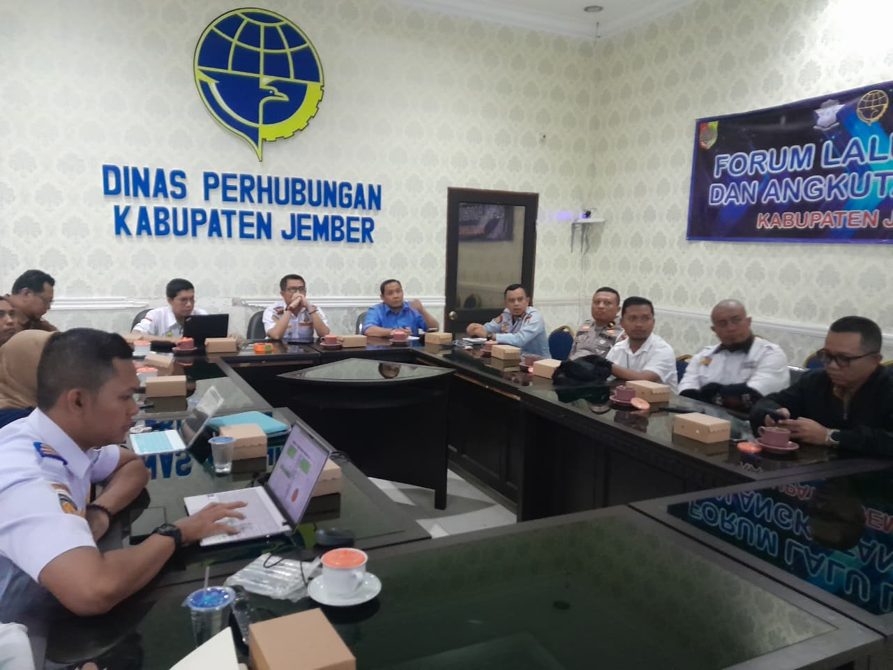 Dalam prosesnya, Dishub Jember juga melakukan penataan ulang area parkir di sekitar jalur tersebut agar tidak mengganggu kelancaran lalu lintas