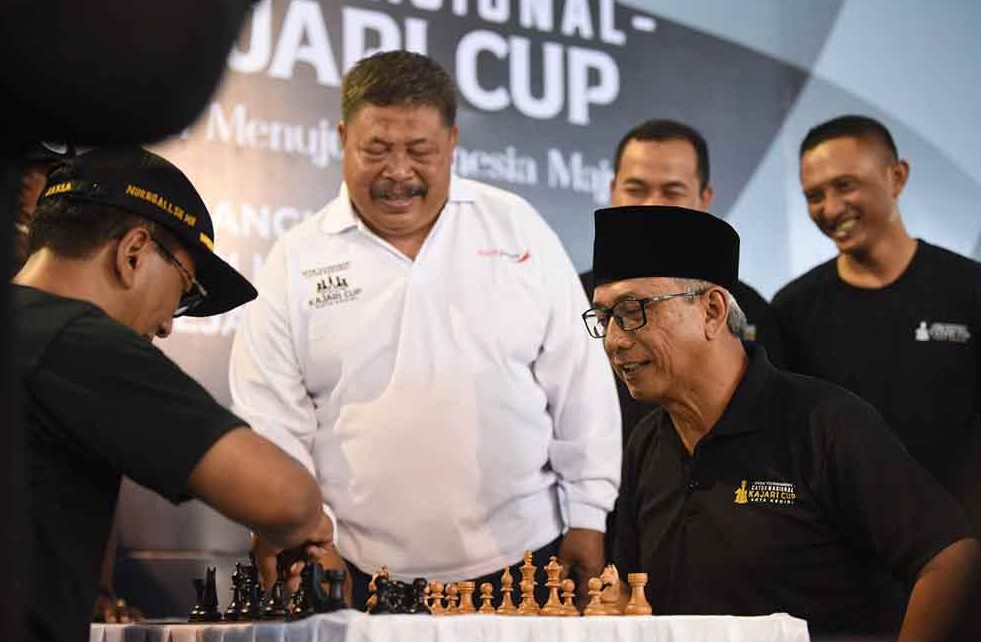 Gus Qowim (kanan) dan Kasi Pidsus Kejaksaan Negeri Kota Kediri Nurngali, saat memainkan bidak catur sebagai tanda dibukanya Open Tournament Catur Nasional Kajari Cup 2025. (Ist)