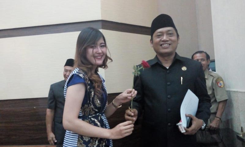 Salah satu anggota dewan saat menerima bunga mawar usai rapat hak angket.