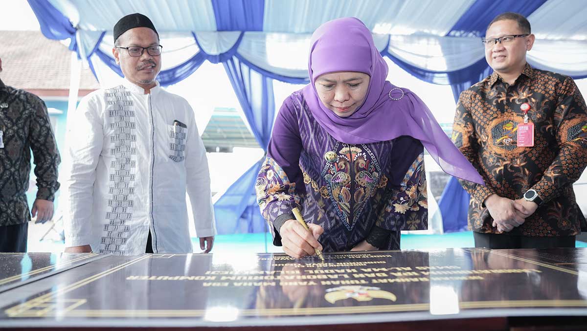 Gubernur Khofifah saat meresmikan sarana dan fasilitas penunjang SMAN Taruna Madani Jawa Timur, sekaligus rehabilitasi dan revitalisasi 22 SMA, SMK, dan SLB negeri maupun swasta di wilayah Pasuruan dan Probolinggo.