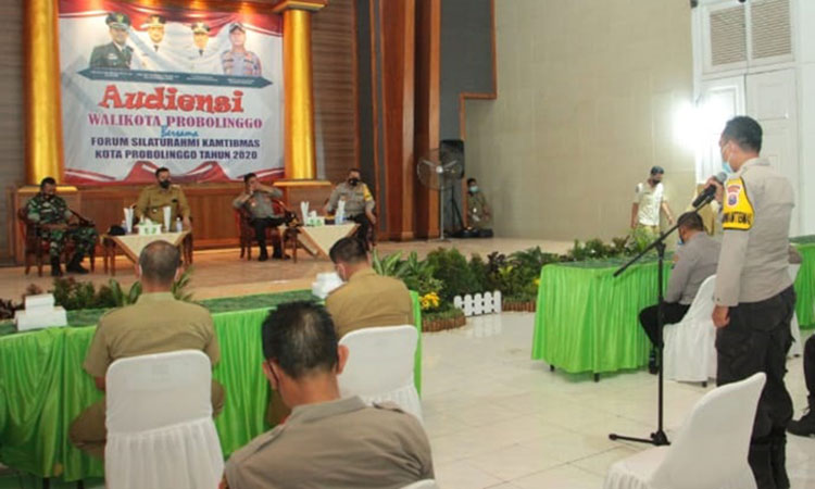 Pemkot Probolinggo menggelar audiensi soal penanganan Covid-19 di Aula Polres Probolinggo Kota, Selasa (23/11/2020). (foto: ist)