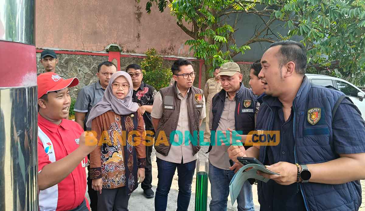 Kasatreskrim Polres Kediri, AKP Joshua Peter Krisnawan (berkacamata), saat memimpin pengujian visual BBM jenis Pertalite. Foto: MUJI HARJITA/BANGSAONLINE