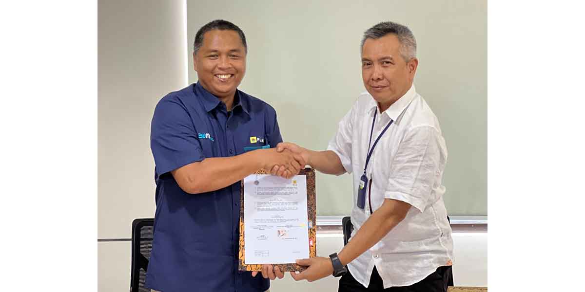 Kepala Kantah Kabupaten Pasuruan saat menunjukkan PKS atau perjanjian kerja sama yang telah diteken bersama perwakilan dari PLN.