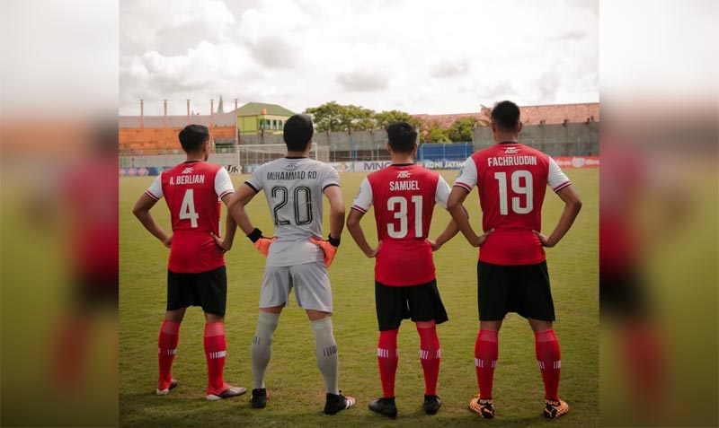 Para pemain Madura United memperkenalkan jersey utama yang akan dikenakan pada Liga 1 musim 2020. foto: Instagram @maduraunited.fc