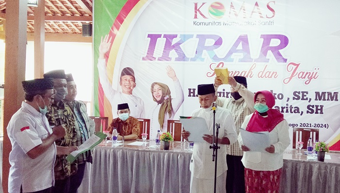 Paslon Sugiri Sancoko-Lisdyarita saat mengucapkan sumpah dan janji.