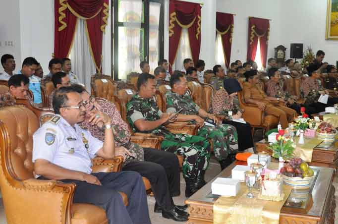 Forpimda Magetan dan SKPD terkait mengikuti dengan seksama   pemaparan hasil penilaian WTN, kemarin (10/6). (foto: nanang/BANGSAONLINE)