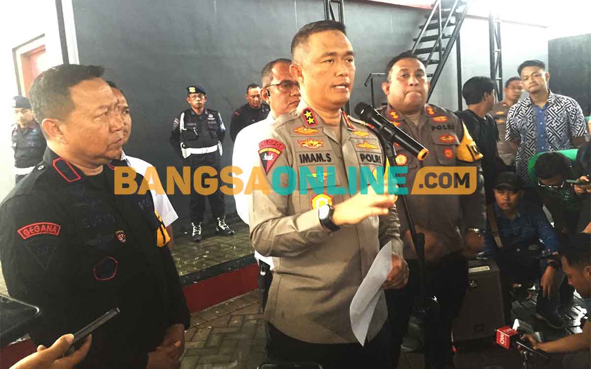 Kapolda Jawa Timur, Irjen Pol Imam Sugianto, saat konferensi pers terkait ledakan di Mako Brimob Surabaya. Foto: RUSMIYANTO/BANGSAONLINE
