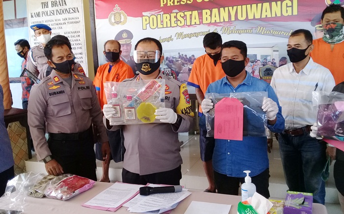 Kapolresta Banyuwangi didampingi Kasat Reskrim menunjukan barang bukti saat rilis pers di Mapolresta Banyuwangi.