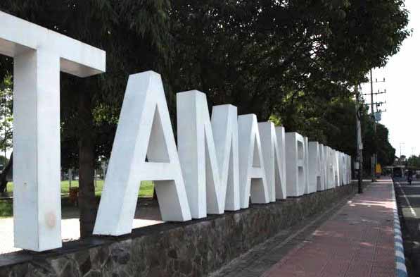 Trotoar Taman Blambangan Banyuwangi yang pertama akan direnovasi. 