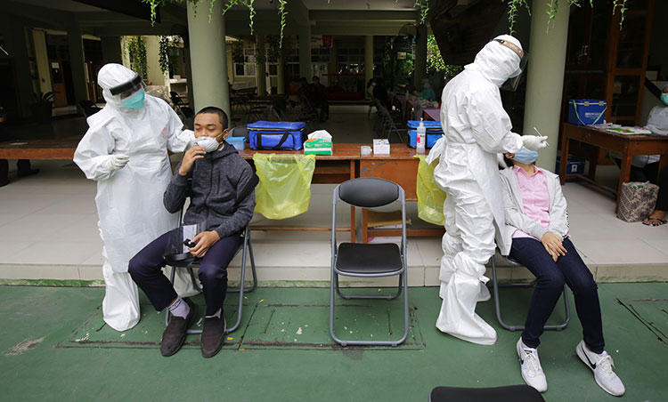 Para pelajar SMP saat menjalani tes swab di sekolah masing-masing. (foto: ist)