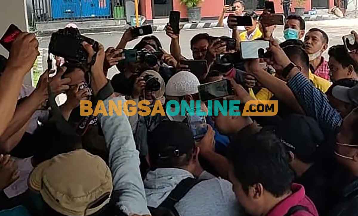 Ferry Irawan (kopiah putih) saat digiring memasuki Kantor Kejaksaan Negeri Kota Kediri. Foto: MUJI HARJITA/BANGSAONLINE