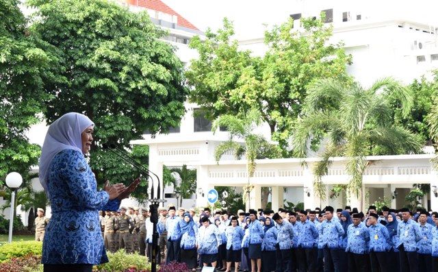 Gubernur Jawa Timur Khofifah Indar Parawansa saat memimpin apel pagi yang diikuti seluruh staf dan Kepala OPD di lingkup Pemprov Jatim, di halaman Kantor Gubernur Jatim, Jl. Pahlawan No. 110, Surabaya, Senin (17/2/20). Foto: istimewa