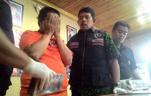 Pelaku saat diamankan di Mapolres Kediri. foto: dendi martoni/BANGSAONLINE