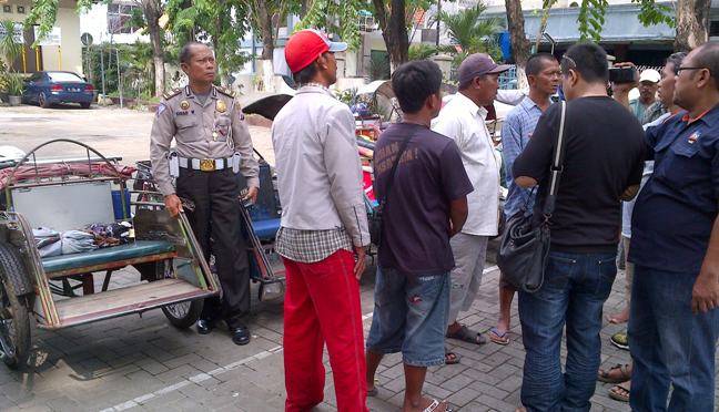 Sejumlah pengendara bentor saat diamankan di Polsek Simokerto. (Rusmiyanto/BangsaOnline)