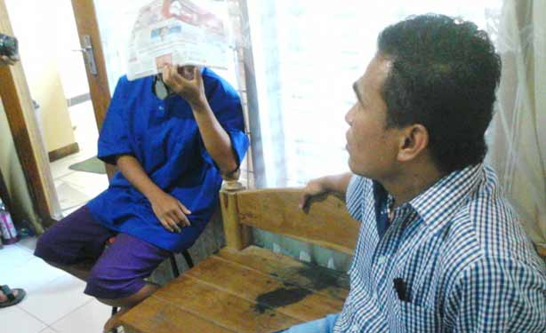Satu lagi andalan perempuan, yaitu menangis.... Jangan terkecoh, Ndan... itu air mata buaya betina. foto: eky nurhadi/ BANGSAONLINE