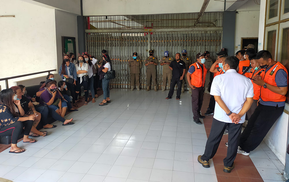Puluhan karyawan dan pemandu lagu Kafe Karaoke Jojo saat menghadang petugas satpol PP yang hendak melakukan penyegelan.