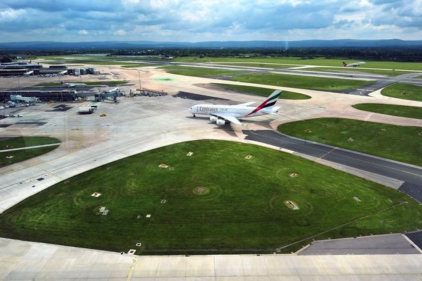 Emirates mendarat dan dilakukan pengusutan dari mana munculnya asap rokok. foto: mirror.co.uk