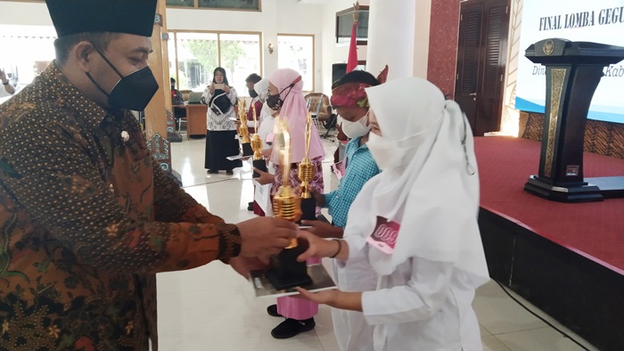 Bupati Ngawi Ony Harsono menyerahkan hadiah pemenang lomba geguritan.