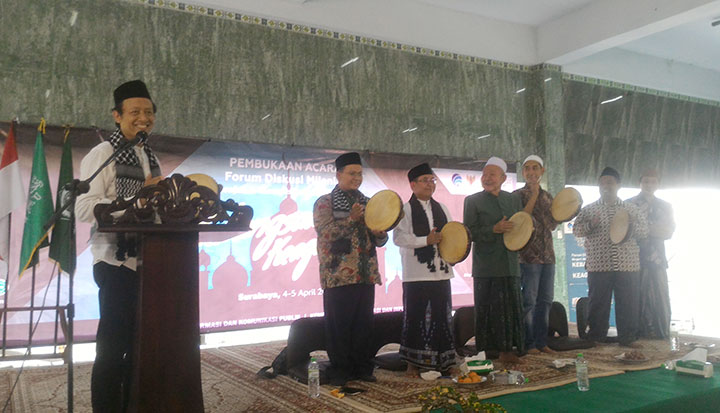 TABUH REBANA: Staf Ahli Kominfo RI, Prof Dr Henri Subiakto membuka Forum Diskusi Milenial, di Ponpes Sabilur Rosyad, Kamis (4/4). foto: MUSTAIN/ BANGSAONLINE
