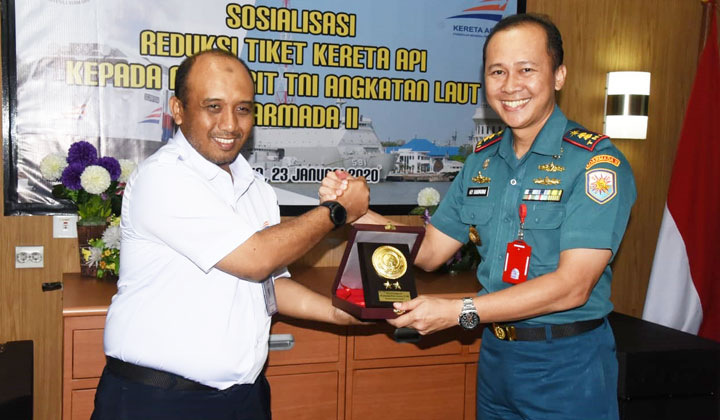 Komandan KRI Surabaya-591 Letkol Laut (P) Adi Dharmawan bersama Executive Vice President Daop 8 Surabaya Suryawan Putra Hia saat acara Sosialisasi Reduksi Tarif Tiket Kereta Api oleh PT. KAI, Kamis (23/1).