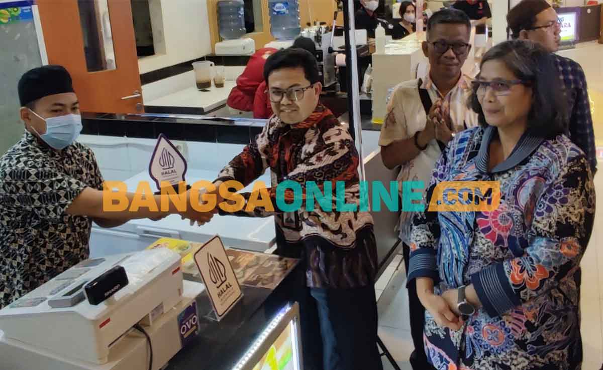 Kepala Perwakilan BI Kediri, Yayat Cadarajat bersama Pj Wali Kota Kediri, Zanariah, saat memberikan label halal kepada pelaku UMKM di Kediri Town Square. Foto: MUJI HARJITA/BANGSAONLINE
