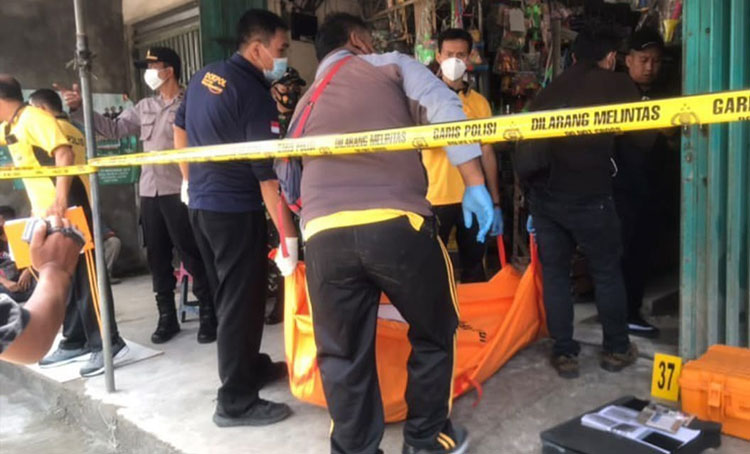 Polisi mengamankan sejumlah barang bukti dari tempat kejadian perkara (TKP). (foto: ist)