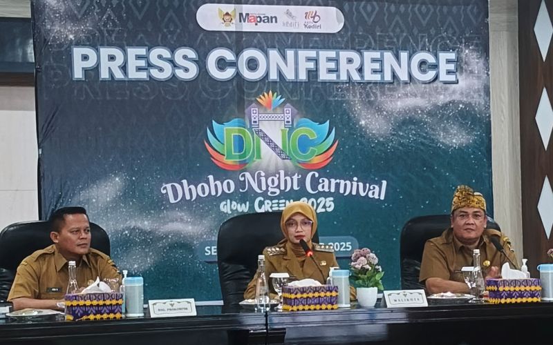 Wali Kota Kediri, Vinanda Prameswati didampingi Kabag Prokopim (kiri) dan Kepala Disbudparpora saat menggelar konferensi pers. Foto: Muji Harjita/BANGSAONLINE