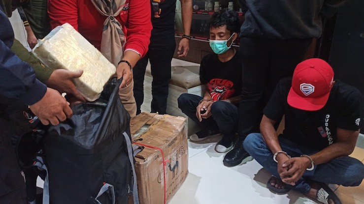 Pelaku pengedar narkoba jaringan internasional yang diamankan Ditreskoba Polda Jatim