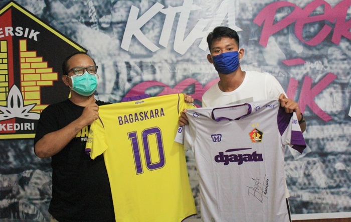 Serah terima jersey match worn dan warming up dilakukan di Mes Persik, Jl PK Bangsa, Kota Kediri. foto: ist