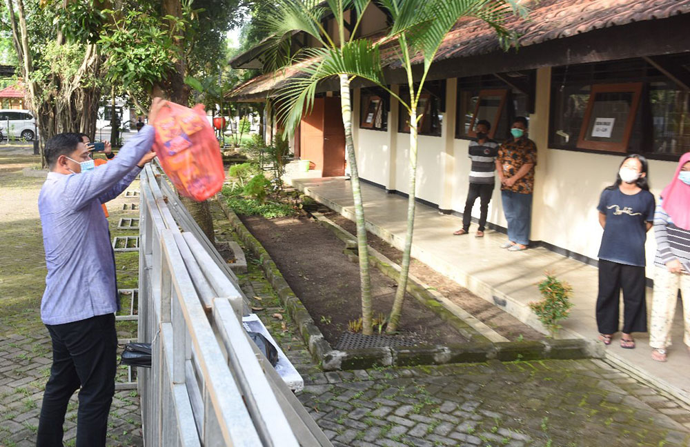 Bawa Makanan dan Alat Olahraga, Wali Kota Kediri Semangati Pasien di Isoter