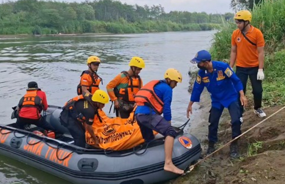 Tim BPBD saat mengevakuasi jasad wanita yang ditemukan tewas ke daratan