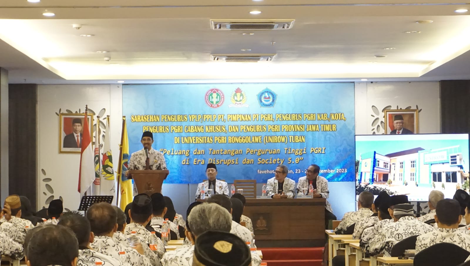 Sarasehan bersama Persatuan Guru Republik Indonesia (PGRI) Provinsi Jawa Timur di Fave Hotel Tuban, Minggu (24/9/2023).