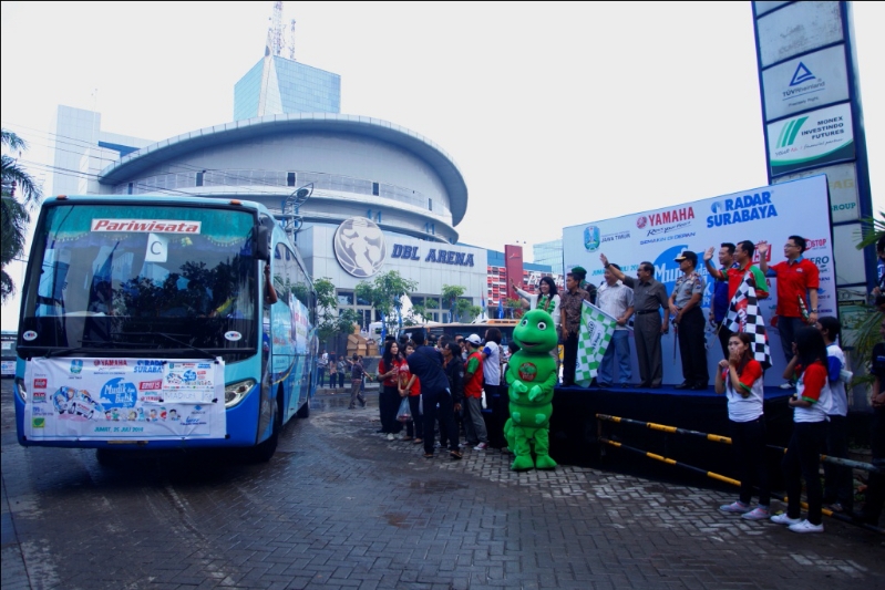MUDIK. Pakde Karwo dasn Kapolda Unggung Cahyono memberangkatkan mudik gratis. Foto : nisa/bangsaonline