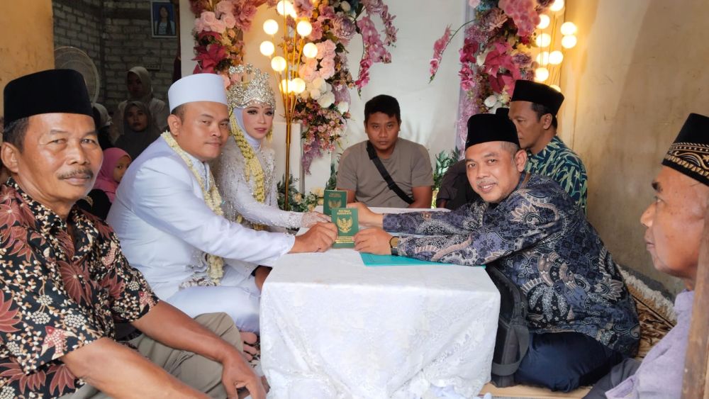Penghulu Kemenag Tuban usai menikahkan sepasang mempelai
