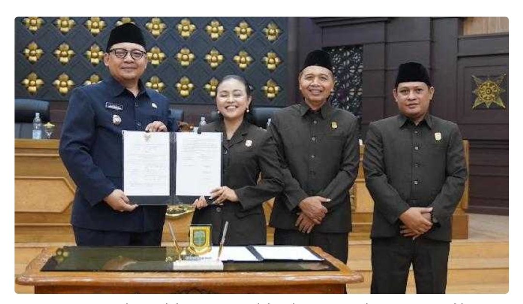 Teken persetujuan bersama antara Wali Kota Mojokerto dengan DPRD atas rancangan Perda tentang Pertanggungjawaban Pelaksanaan APBD Tahun 2024