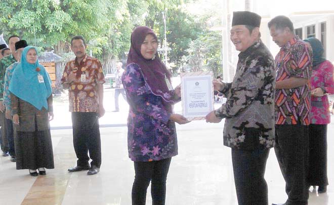 SIMBOLIS: Bupati H Saiful Ilah menyerahkan bantuan Blockgrant kepada penerima di Pendopo Delta Wibawa, Selasa (23/8). foto: MUSTAIN/ BANGSAONLINE