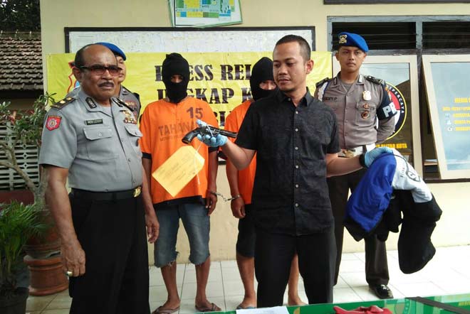 Polisi menunjukan barang bukti yang digunakan tersangka untuk melancarkan aksinya. 