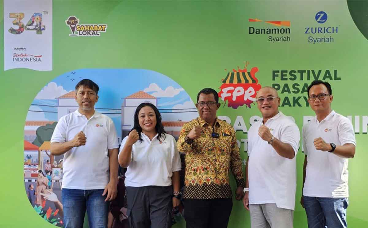 Kepala Disperdagin Kota Kediri, Wahyu Kusuma (baju batik), bersama jajaran dari Bank Danamon Group. Foto: Ist
