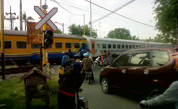 TANPA PALANG PINTU. Tampak perlintasan Kereta Api tanpa palang pintu di Jalan Panglima Polim, Bojonegoro. Namun, mulai H-6 besok palang pintu elektrik akan mulai berfungsi. Foto: Eky Nurhadi/BANGSAONLINE