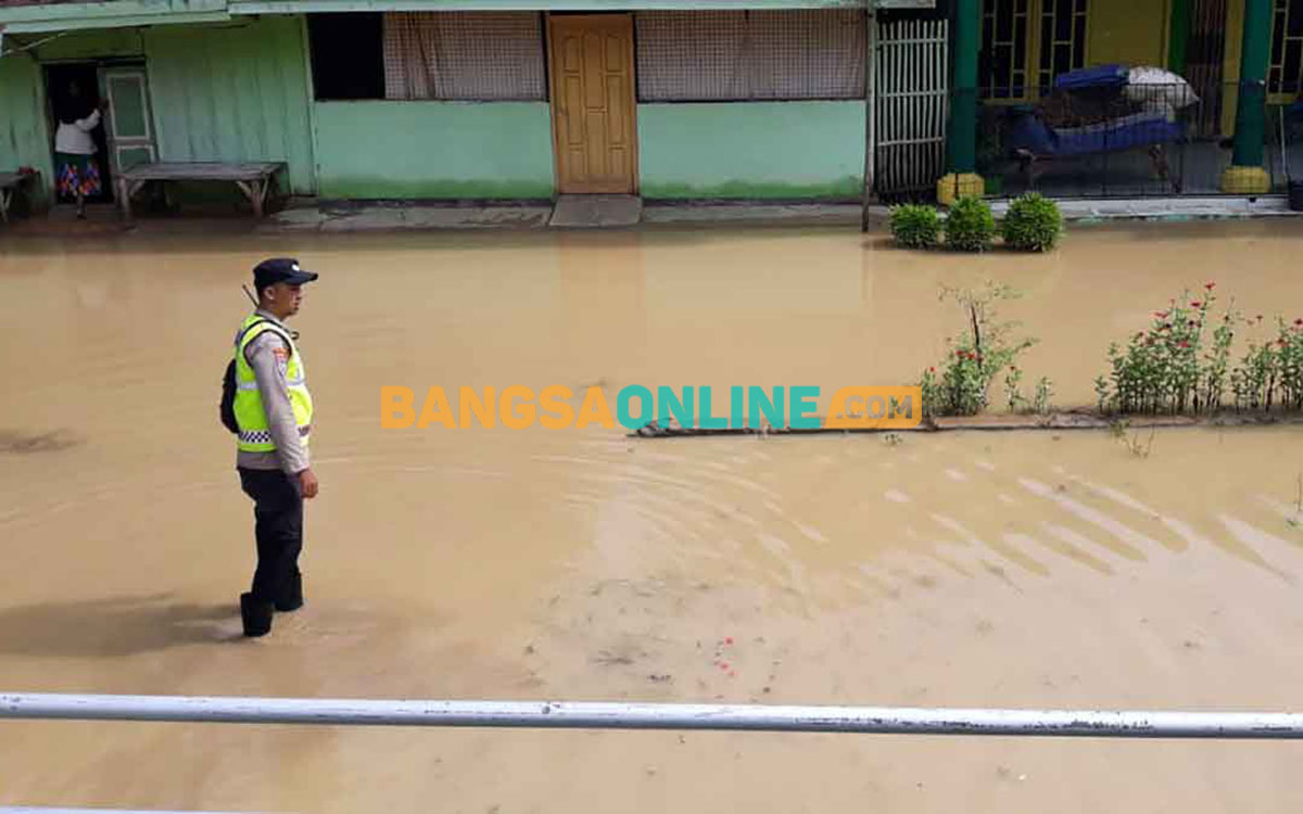 Salah satu rumah warga yang terdampak banjir di Desa Panyepen. Foto : MUTAMMIM/BANGSAONLINE