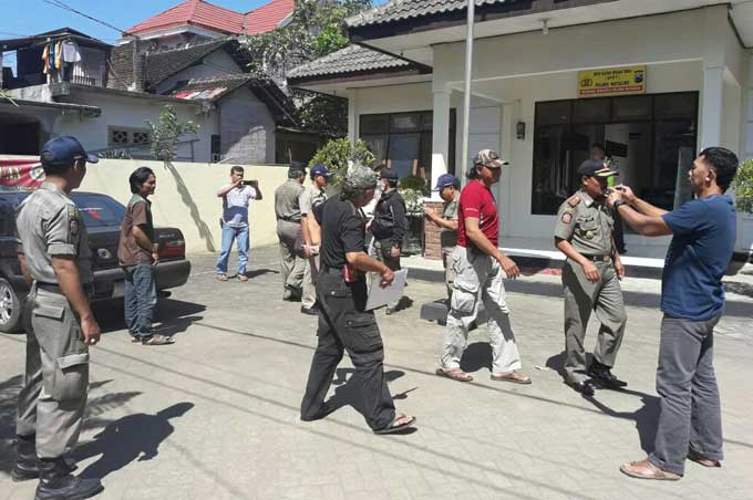  Dua orang yang diduga sebagai provokator digiring ke Polsek Watulimo Trenggalek. foto: HERMAN S/ BANGSAONLINE