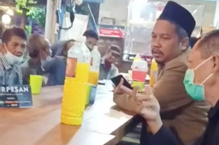 Muntolib saat mengikuti acara Tim Pemenangan Paslon Gus Yani (Niat) di sebuah rumah makan. foto: ist.