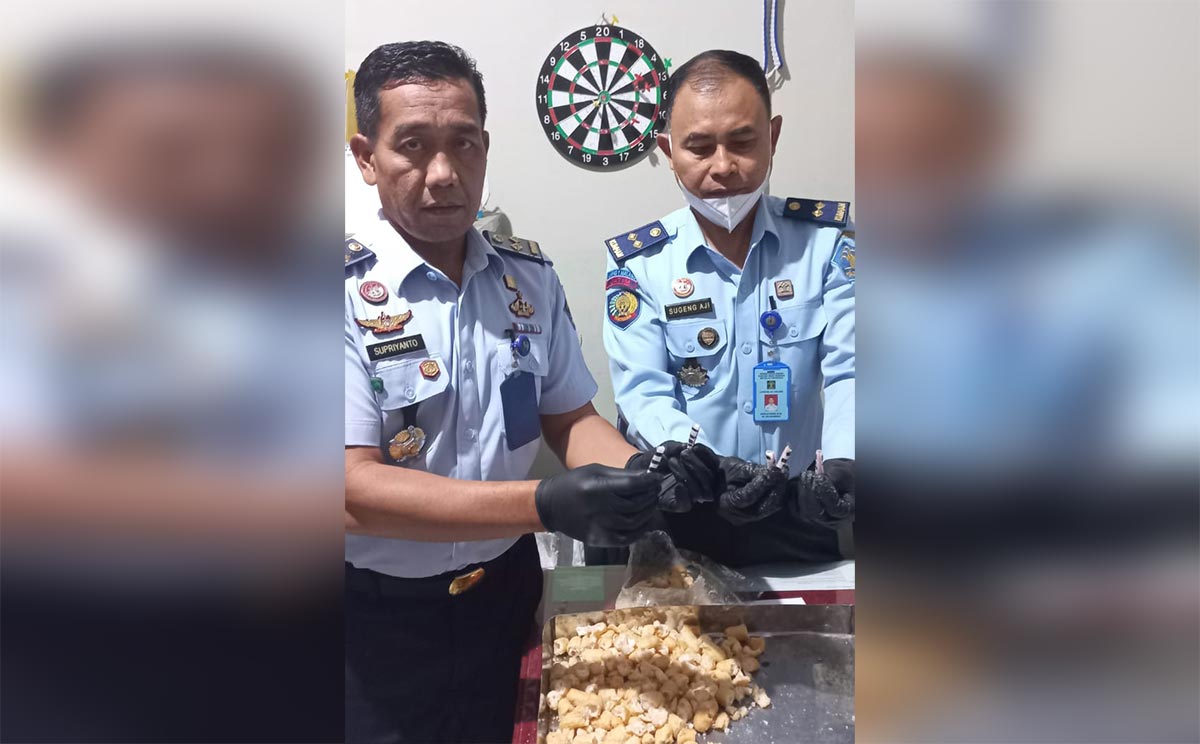 Petugas menunjukkan bungkusan sabu yang diselundupkan melalui kiriman snack untuk narapidana.