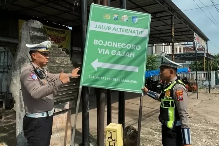 Anggota Satlantas Polres Lamongan saat melakukan pengecekan jalur alternatif Bojonegoro via Gajah