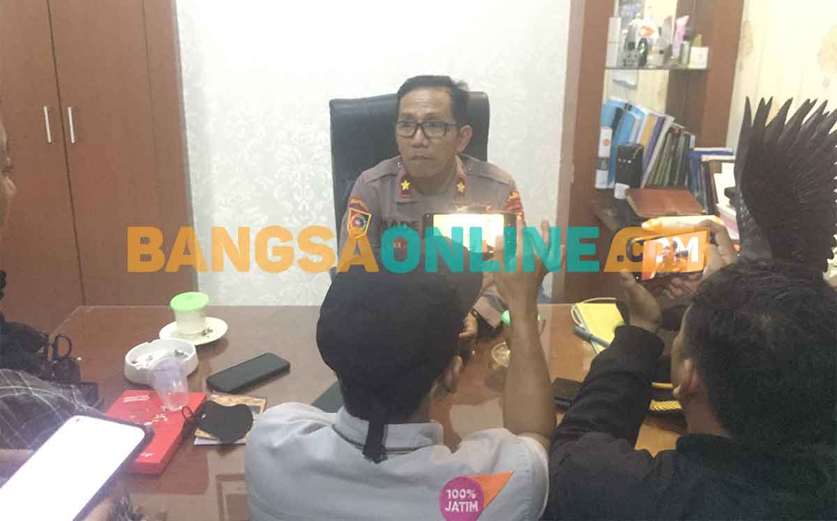 Kapolsek Sukolilo, Kompol I Made Patera Negara, saat diwawancarai awak media. Foto: RUSMIYANTO/BANGSAONLINE